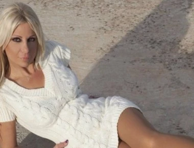 Η Στέλλα Μπεζαντάκου είναι και πάλι εδω... με μαγιό! (φωτο)